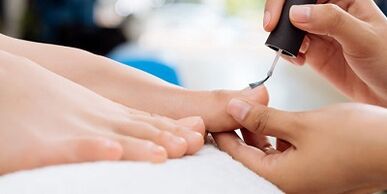 malt für die Behandlung des Nagelpilzes